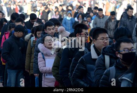 (180110) -- XI AN, 10. Januar 2018 -- Absolventen besuchen eine Jobmesse an der Xidian Universität in Xi an, Hauptstadt der nordwestchinesischen Provinz Shaanxi, 10. Januar 2018. Auf der Jobmesse am Mittwoch wurden den Hochschulabsolventen rund 8.000 Arbeitsmöglichkeiten angeboten. XI an wird bis Mai nächsten Jahres landesweit mehr Jobmessen abhalten, um eine Million Hochschulabsolventen für die Arbeit in Xi an anzulocken. ) (Ry) CHINA-XI AN-COLLEGE GRADUATES-JOB FAIR (CN) LiuxXiao PUBLICATIONxNOTxINxCHN Stockfoto