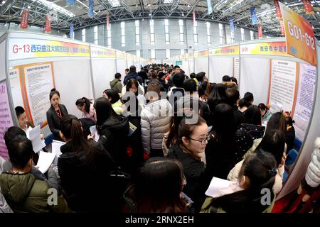 (180110) -- XI AN, 10. Januar 2018 -- Absolventen besuchen eine Jobmesse an der Xidian Universität in Xi an, Hauptstadt der nordwestchinesischen Provinz Shaanxi, 10. Januar 2018. Auf der Jobmesse am Mittwoch wurden den Hochschulabsolventen rund 8.000 Arbeitsmöglichkeiten angeboten. XI an wird bis Mai nächsten Jahres landesweit mehr Jobmessen abhalten, um eine Million Hochschulabsolventen für die Arbeit in Xi an anzulocken. ) (Ry) CHINA-XI AN-COLLEGE GRADUATES-JOB FAIR (CN) LiuxXiao PUBLICATIONxNOTxINxCHN Stockfoto