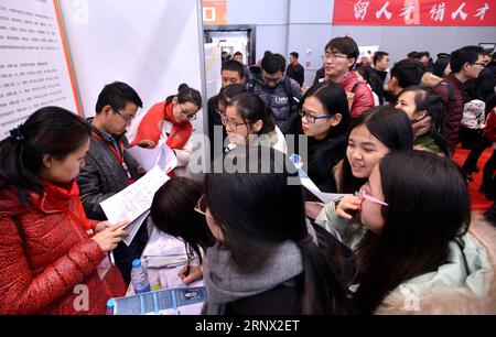 (180110) -- XI AN, 10. Januar 2018 -- Absolventen konsultieren Beschäftigungsinformationen auf einer Jobmesse an der Xidian Universität in Xi an, Hauptstadt der nordwestchinesischen Provinz Shaanxi, 10. Januar 2018. Auf der Jobmesse am Mittwoch wurden den Hochschulabsolventen rund 8.000 Arbeitsmöglichkeiten angeboten. XI an wird bis Mai nächsten Jahres landesweit mehr Jobmessen abhalten, um eine Million Hochschulabsolventen für die Arbeit in Xi an anzulocken. ) (Ry) CHINA-XI AN-COLLEGE GRADUATES-JOB FAIR (CN) LiuxXiao PUBLICATIONxNOTxINxCHN Stockfoto