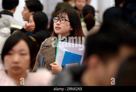 (180110) -- XI AN, 10. Januar 2018 -- Ein Absolvent besucht eine Jobmesse an der Xidian Universität in Xi an, Hauptstadt der nordwestchinesischen Provinz Shaanxi, 10. Januar 2018. Auf der Jobmesse am Mittwoch wurden den Hochschulabsolventen rund 8.000 Arbeitsmöglichkeiten angeboten. XI an wird bis Mai nächsten Jahres landesweit mehr Jobmessen abhalten, um eine Million Hochschulabsolventen für die Arbeit in Xi an anzulocken. ) (Ry) CHINA-XI AN-COLLEGE GRADUATES-JOB FAIR (CN) LiuxXiao PUBLICATIONxNOTxINxCHN Stockfoto