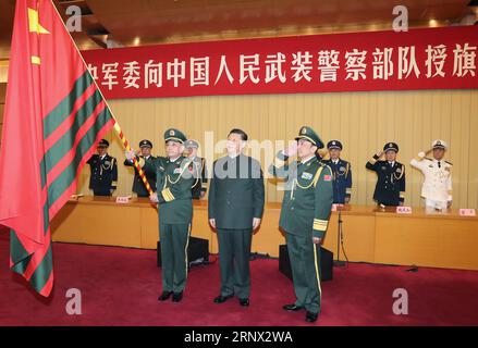 (180110) -- PEKING, 10. Januar 2018 -- der chinesische Präsident Xi Jinping (C, Front), ebenfalls Generalsekretär des Zentralkomitees der Kommunistischen Partei Chinas (CPC) und Vorsitzender der Zentralen Militärkommission (CMC), verleiht der bewaffneten Polizei bei einer CMC-Zeremonie in Peking, der Hauptstadt Chinas, am 10. Januar 2018 die Flagge. ) (LB) CHINA-PEKING-XI JINPING-BEWAFFNETE POLIZEITRUPPE - FLAGGE (CN) LIXGANG PUBLICATIONXNOTXINXCHN Stockfoto