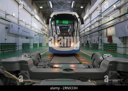 (180110) -- TVER (RUSSLAND), 10. Januar 2018 -- am 10. Januar 2018 wird Eine Straßenbahn in der Tver Carriage Works in Tver, Russland, gesehen. Die Inflation in Russland erreichte im vergangenen Jahr einen Rekordtief von 2,5 Prozent, sagte der offizielle Statistikdienst des Landes Rosstat am Mittwoch. Die russische Wirtschaft verbessert sich und die positive Dynamik setzt sich fort, sagte Präsident Wladimir Putin am Mittwoch, als er die Eisenbahnwaggons-Fabrik besuchte. ) RUSSLAND-TVER-PUTIN-BESUCH BaixXueqi PUBLICATIONxNOTxINxCHN Stockfoto