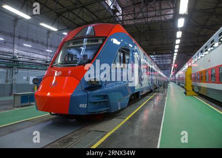 (180110) -- TVER (RUSSLAND), 10. Januar 2018 -- ein Elektrozug aus Ivolga wird am 10. Januar 2018 bei den Tver Carriage Works in Tver, Russland, gesehen. Die Inflation in Russland erreichte im vergangenen Jahr einen Rekordtief von 2,5 Prozent, sagte der offizielle Statistikdienst des Landes Rosstat am Mittwoch. Die russische Wirtschaft verbessert sich und die positive Dynamik setzt sich fort, sagte Präsident Wladimir Putin am Mittwoch, als er die Eisenbahnwaggons-Fabrik besuchte. ) RUSSLAND-TVER-PUTIN-BESUCH BaixXueqi PUBLICATIONxNOTxINxCHN Stockfoto