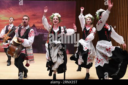 (180111) -- CHONGQING, 11. Januar 2018 -- Mitglieder der Kupalinka-Truppe aus Belarus treten in der südwestchinesischen Gemeinde Chongqing auf, 10. Januar 2018. Das China-Belarus-Jahr des Tourismus wurde am Mittwoch in Chongqing eröffnet. ) (zhs) CHINA-CHONGQING-BELARUS-TOURISM-PERFORMANCE (CN) WangxQuanchao PUBLICATIONxNOTxINxCHN Stockfoto