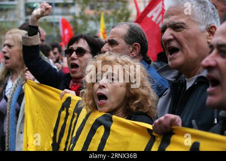 (180110) -- ATHEN, 10. Januar 2018 -- Demonstranten schreien Parolen während einer Demonstration gegen Auktionen von Zwangsvollstreckungen vor einem Gericht in Athen, Griechenland, am 10. Januar 2018. Hunderte Demonstranten belagerten am Mittwoch hier Gerichte und Notare, um Auktionen von Zwangsvollstreckungen zu blockieren. Nach einem Entwurf über die vorherigen Maßnahmen, die erforderlich sind, um die dritte Überprüfung des griechischen Programms abzuschließen, über die nächste Woche im parlament abgestimmt wird, werden Auktionen von abgeschotteten Immobilien ab dem 21. Februar nur noch elektronisch durchgeführt. ) GRIECHENLAND-ATHEN-PROTEST-ZWANGSVOLLSTRECKUNG IMMOBILIEN-AUKTIONEN MARIOSXL Stockfoto