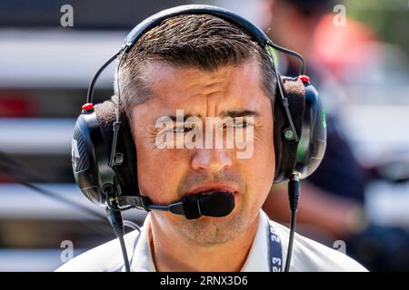 Portland, OR, USA. September 2023. Der Teambesitzer RICARDO JUNCOS beobachtet sein Team bei der Arbeit an seinem Juncos Hollinger Racing Car, bevor er sich für den Grand Prix of Portland Bitnile.com auf dem Portland International Raceway in Portland, OR, qualifiziert. (Bild: © Walter G Arce SR Grindstone Medi/ASP) NUR REDAKTIONELLE VERWENDUNG! Nicht für kommerzielle ZWECKE! Stockfoto