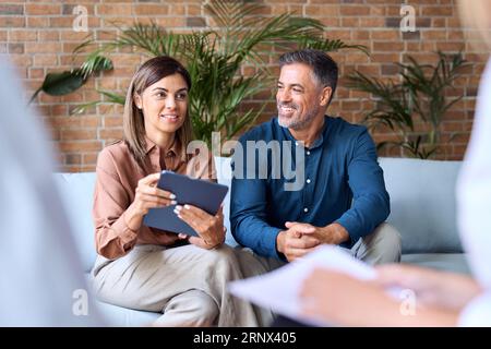 Geschäftsleute, die sich bei einem Meeting auf dem Sofa im Büro unterhalten. Stockfoto