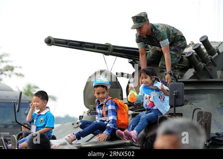 (180113) -- BANGKOK, 13. Januar 2018 -- Kinder posieren für Fotos auf einem Militärfahrzeug während einer öffentlichen Eröffnungsveranstaltung in der Royal Thai Navy Academy anlässlich des Thai National Children's Day in Bangkok, Thailand, 13. Januar 2017. Der Thai National Children's Day wird jeden zweiten Samstag im Januar gefeiert. ) (whw) THAILAND-BANGKOK-CHILDREN S DAY RachenxSageamsak PUBLICATIONxNOTxINxCHN Stockfoto