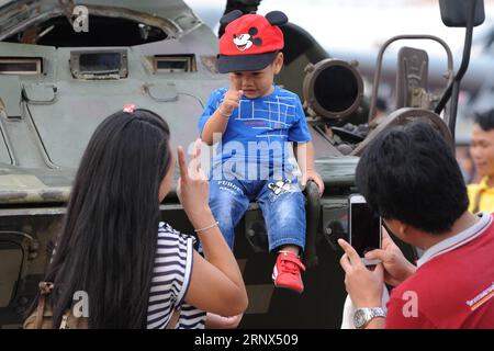 (180113) -- BANGKOK, 13. Januar 2018 -- Ein Junge posiert für Fotos auf einem Militärfahrzeug während einer öffentlichen Eröffnungsveranstaltung in der Royal Thai Navy Academy anlässlich des Thai National Children's Day in Bangkok, Thailand, 13. Januar 2017. Der Thai National Children's Day wird jeden zweiten Samstag im Januar gefeiert. ) (whw) THAILAND-BANGKOK-CHILDREN S DAY RachenxSageamsak PUBLICATIONxNOTxINxCHN Stockfoto