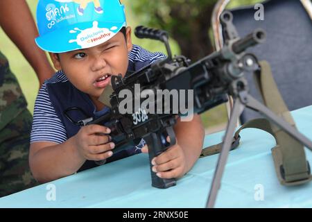 (180113) -- BANGKOK, 13. Januar 2018 -- Ein Junge posiert mit einer Waffe zur Demonstration während einer öffentlichen Eröffnungsveranstaltung in der Royal Thai Navy Academy anlässlich des Thai National Children's Day in Bangkok, Thailand, 13. Januar 2017. Der Thai National Children's Day wird jeden zweiten Samstag im Januar gefeiert. ) (whw) THAILAND-BANGKOK-CHILDREN S DAY RachenxSageamsak PUBLICATIONxNOTxINxCHN Stockfoto