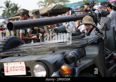 (180113) -- BANGKOK, 13. Januar 2018 -- Ein Junge sitzt auf einem Militärfahrzeug zur Demonstration während einer öffentlichen Eröffnungsveranstaltung in der Royal Thai Navy Academy anlässlich des Thai National Children's Day in Bangkok, Thailand, 13. Januar 2017. Der Thai National Children's Day wird jeden zweiten Samstag im Januar gefeiert. ) (whw) THAILAND-BANGKOK-CHILDREN S DAY RachenxSageamsak PUBLICATIONxNOTxINxCHN Stockfoto