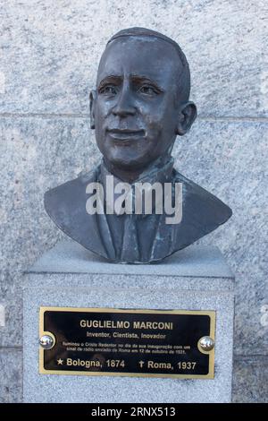 Corcovado, Rio: Büste von Guglielmo Marconi, italienischer Erfinder, der Christus den Erlöser am Einweihungstag mit einem Funksignal aus Rom erleuchtete Stockfoto