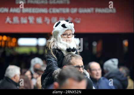 (180113) -- SAINT-AIGNAN, 13. Januar 2018 -- Ein Mädchen in einem Panda-Hut besucht am 13. Januar 2018 den Zooparc de Beauval in Saint-Aignan, Frankreich. Yuan Meng, das erste in Frankreich geborene Panda-Jungtier, debütiert am Samstagmorgen bei der Öffentlichkeit. (LRZ) FRANCE-SAINT-AIGNAN-ZOOPARC DE BEAUVAL-PANDA BABY-YUAN MENG CHENXYICHEN PUBLICATIONXNOTXINXCHN Stockfoto