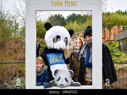 (180113) -- SAINT-AIGNAN, 13. Januar 2018 -- Besucher posieren am 13. Januar 2018 im Zooparc de Beauval in Saint-Aignan, Frankreich, für ein Foto mit einer Pandafigur. Yuan Meng, das erste in Frankreich geborene Panda-Jungtier, debütiert am Samstagmorgen bei der Öffentlichkeit. (LRZ) FRANCE-SAINT-AIGNAN-ZOOPARC DE BEAUVAL-PANDA BABY-YUAN MENG CHENXYICHEN PUBLICATIONXNOTXINXCHN Stockfoto