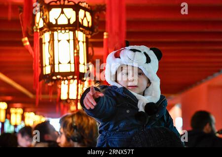 (180113) -- SAINT-AIGNAN, 13. Januar 2018 -- Ein Mädchen in einem Panda-Hut besucht am 13. Januar 2018 den Zooparc de Beauval in Saint-Aignan, Frankreich. Yuan Meng, das erste in Frankreich geborene Panda-Jungtier, debütiert am Samstagmorgen bei der Öffentlichkeit. (LRZ) FRANCE-SAINT-AIGNAN-ZOOPARC DE BEAUVAL-PANDA BABY-YUAN MENG CHENXYICHEN PUBLICATIONXNOTXINXCHN Stockfoto