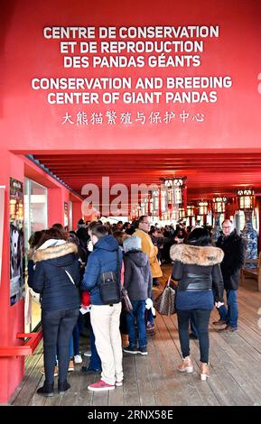 (180113) -- SAINT-AIGNAN, 13. Januar 2018 -- Besucher beobachten das Panda-Baby Yuan Meng am 13. Januar 2018 im Zooparc de Beauval in Saint-Aignan, Frankreich. Yuan Meng, das erste in Frankreich geborene Panda-Jungtier, debütiert am Samstagmorgen bei der Öffentlichkeit. (LRZ) FRANCE-SAINT-AIGNAN-ZOOPARC DE BEAUVAL-PANDA BABY-YUAN MENG CHENXYICHEN PUBLICATIONXNOTXINXCHN Stockfoto