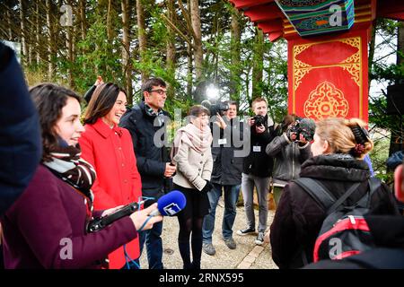 (180113) -- SAINT-AIGNAN, 13. Januar 2018 -- Mitarbeiter des Zooparc de Beauval begrüßen am 13. Januar 2018 Besucher in Saint-Aignan, Frankreich. Yuan Meng, das erste in Frankreich geborene Panda-Jungtier, debütiert am Samstagmorgen bei der Öffentlichkeit. (LRZ) FRANCE-SAINT-AIGNAN-ZOOPARC DE BEAUVAL-PANDA BABY-YUAN MENG CHENXYICHEN PUBLICATIONXNOTXINXCHN Stockfoto