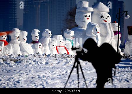 (180114) -- PEKING, 14. Januar 2018 -- Ein Fotograf fotografiert Schneemannskulpturen in einem Eis- und Snowpark in Harbin, Hauptstadt der nordöstlichen Provinz Heilongjiang, 11. Januar 2018. Insgesamt wurden hier 2.018 süße Schneemänner ausgestellt, um das Jahr 2018 zu begrüßen. ) XINHUA FOTO WÖCHENTLICHE AUSWAHL WangxKai PUBLICATIONxNOTxINxCHN Stockfoto