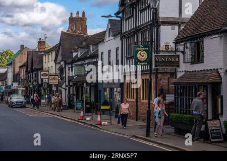 Blick auf die Sheep Street, eine berühmte historische Straße, die am 24. September 2021 in Stratford-Up für traditionelle britische Pubs, Restaurants und Geschäfte bekannt ist Stockfoto