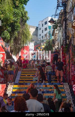 Rio de Janeiro, Brasilien: Blick auf Escadaria Selaron, eine weltberühmte Treppe im Viertel Lapa, kostenlose und öffentliche Arbeiten des chilenischen Künstlers Jorge Selaron Stockfoto