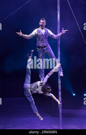 (180115) -- BUDAPEST, 15. Januar 2018 -- Mitglieder des Duo Funcoholics of Russia treten während der Gala des 12. Budapest International Circus Festivals auf, das am 14. Januar 2018 im Hauptstadt-Zirkus von Budapest in Ungarn stattfindet. Das Duo Funcoholics gewann den Silberpreis des Festivals. )(gj) UNGARN-BUDAPEST-INTERNATIONALES ZIRKUSFESTIVAL AttilaxVolgyi PUBLICATIONxNOTxINxCHN Stockfoto