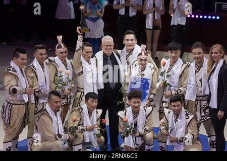 (180115) -- BUDAPEST, 15. Januar 2018 -- die Mitglieder der Gruppe Nomuna der Mongolei posieren für Fotos mit den Preisträgerinnen und Preisträgern nach der Gala des 12. Budapest International Circus Festival, das am 14. Januar 2018 im Hauptstadt-Zirkus von Budapest in Ungarn stattfindet. Die Gruppe Nomuna gewann den Goldpreis des Festivals. )(gj) UNGARN-BUDAPEST-INTERNATIONALES ZIRKUSFESTIVAL AttilaxVolgyi PUBLICATIONxNOTxINxCHN Stockfoto