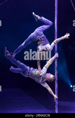 (180115) -- BUDAPEST, 15. Januar 2018 -- Mitglieder des Duo Funcoholics of Russia treten während der Gala des 12. Budapest International Circus Festivals auf, das am 14. Januar 2018 im Hauptstadt-Zirkus von Budapest in Ungarn stattfindet. Das Duo Funcoholics gewann den Silberpreis des Festivals. )(gj) UNGARN-BUDAPEST-INTERNATIONALES ZIRKUSFESTIVAL AttilaxVolgyi PUBLICATIONxNOTxINxCHN Stockfoto