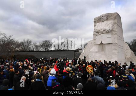 (180115) -- WASHINGTON, 15. Januar 2018 -- Menschen nehmen an einer Kranzlege vor Martin Luther King Jr. Teil Memorial in Washington D.C., USA, 15. Januar 2018. Am dritten Montag im Januar jedes Jahres finden in den Vereinigten Staaten verschiedene Aktivitäten statt, um den Bürgerrechtler Martin Luther King Jr. zu ehren, der am 15. Januar 1929 geboren und 1968 ermordet wurde. U.S.-WASHINGTON D.C.-MARTIN LUTHER KING-GEDENKFEIER YINXBOGU PUBLICATIONXNOTXINXCHN Stockfoto