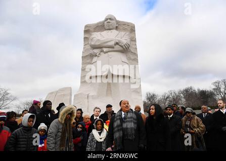 (180115) -- WASHINGTON, 15. Januar 2018 -- Martin Luther King III. (C), Sohn von Martin Luther King Jr., spricht vor Martin Luther King Jr. Memorial in Washington D.C., USA, 15. Januar 2018. Am dritten Montag im Januar jedes Jahres finden in den Vereinigten Staaten verschiedene Aktivitäten statt, um den Bürgerrechtler Martin Luther King Jr. zu ehren, der am 15. Januar 1929 geboren und 1968 ermordet wurde. U.S.-WASHINGTON D.C.-MARTIN LUTHER KING-GEDENKFEIER YINXBOGU PUBLICATIONXNOTXINXCHN Stockfoto