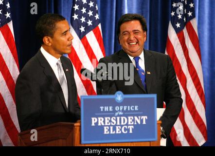 Chicago, IL - 3. Dezember 2008 -- der designierte US-Präsident Barack Obama (L) steht zusammen mit dem Handelsminister und dem Gouverneur von New Mexico Bill Richardson, als er Reporter auf der Pressekonferenz in Chicago am 3. Dezember 2008 anspricht. Credit: Brian Kersey - Pool via CNP Stockfoto