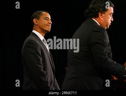 Chicago, IL - 3. Dezember 2008 -- US-Handelsminister und Gouverneur von New Mexico Bill Richardson (R) spricht Reporter an, während der designierte US-Präsident Barack Obama auf der Pressekonferenz am 3. Dezember 2008 in Chicago an seiner Seite steht. Kredit: Brian Kersey - Pool via CNP Stockfoto