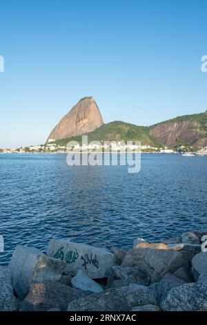 Rio de Janeiro, Brasilien: Der Zuckerhut vom Flamengo Park (Aterro do Flamengo), dem größten öffentlichen Park und Erholungsgebiet der Stadt, aus gesehen Stockfoto