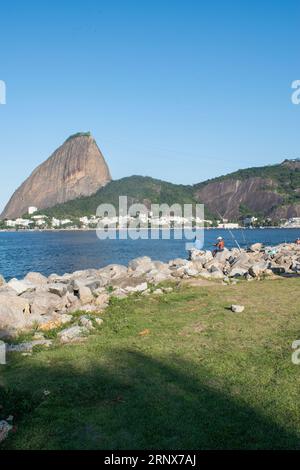 Rio de Janeiro, Brasilien: Der Zuckerhut vom Flamengo Park (Aterro do Flamengo), dem größten öffentlichen Park und Erholungsgebiet der Stadt, aus gesehen Stockfoto