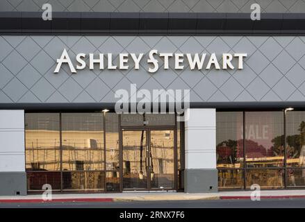 Houston, Texas, USA 02-10-2023: Außenansicht des Ashley Stewart Business Storefront in Houston, TX. 1991 gegründetes Bekleidungsunternehmen für Frauen in Übergröße. Stockfoto