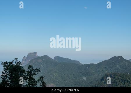 Rio de Janeiro: Blick auf Pedra da Gavea, einen monolithischen Berg im Tijuca-Wald, einer der höchsten Berge der Welt, der direkt im Ozean endet Stockfoto