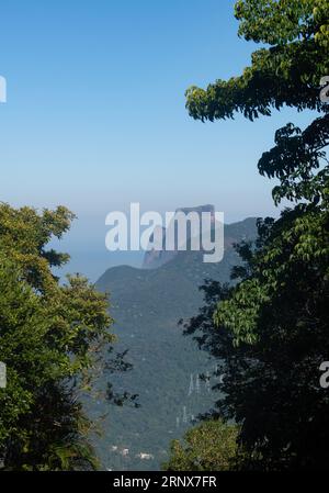 Rio de Janeiro: Blick auf Pedra da Gavea, einen monolithischen Berg im Tijuca-Wald, einer der höchsten Berge der Welt, der direkt im Ozean endet Stockfoto