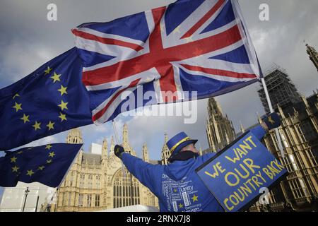 (180116) -- LONDON, 16. Januar 2018 -- Ein Demonstrant, der will, dass Großbritannien in der Europäischen Union (EU) bleibt, weht am 16. Januar 2018 die Flaggen der EU und Großbritanniens vor den Häusern des Parlaments in London, Großbritannien. Die MPS im Unterhaus begannen am Dienstag mit der Debatte in der Berichtsphase und der dritten Lesung des Austrittsgesetzes der Europäischen Union. GROSSBRITANNIEN-LONDON-BREXIT-PROTEST TimxIreland PUBLICATIONxNOTxINxCHN Stockfoto