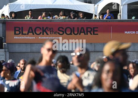 Trafalgar Square, London, Großbritannien. September 2023. Tausende von fantastischen Menschenmassen genießen die Musik und das Tanzen auf dem Platz. Eine brandneue, kostenlose Feier der schwarzen Kultur und Kreativität mit Musik, gesprochenem Wort und Tanz im Black on the Square, die Ihnen vom Bürgermeister von London, Sadiq Khan, gebracht wird. Kredit: Siehe Li/Picture Capital/Alamy Live News Stockfoto
