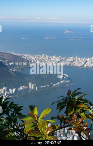 Rio de Janeiro, Brasilien: Skyline von Christus dem Erlöser auf dem Corcovado mit Blick auf die Wolkenkratzer und die Lagune (Lagoa Rodrigo de Freitas) Stockfoto