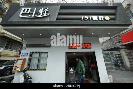 (180117) -- HANGZHOU, 17. Januar 2018 -- Foto aufgenommen am 16. Januar 2018 zeigt das Äußere eines Fast-Food-Restaurants in Hangzhou, der ostchinesischen Provinz Zhejiang. Das Fast-Food-Restaurant wurde von einem Service-Posten für den öffentlichen Nahverkehr umgestaltet, wo man sich über die Fahrt mit dem Bus beraten oder etwas Abwechslung bekommen kann. ) (wsw) CHINA-HANGZHOU-FAST FOOD RESTAURANT (CN) LongxWei PUBLICATIONxNOTxINxCHN Stockfoto