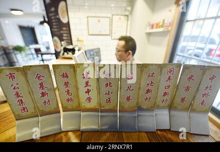 (180117) -- HANGZHOU, 17. Januar 2018 -- Foto aufgenommen am 16. Januar 2018 zeigt das Innere eines Fast-Food-Restaurants in Hangzhou, der ostchinesischen Provinz Zhejiang. Das Fast-Food-Restaurant wurde von einem Service-Posten für den öffentlichen Nahverkehr umgestaltet, wo man sich über die Fahrt mit dem Bus beraten oder etwas Abwechslung bekommen kann. ) (wsw) CHINA-HANGZHOU-FAST FOOD RESTAURANT (CN) LongxWei PUBLICATIONxNOTxINxCHN Stockfoto