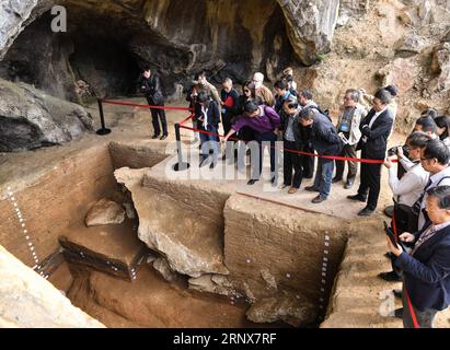 (180117) -- PEKING, 17. Jan. 2018 -- Aktenfoto vom 5. Nov. 2017 zeigt Archäologen, die die archäologische Stätte im Mingxi County in der südöstlichen chinesischen Provinz Fujian inspizieren. Archäologen fanden karbonisierten Reis und Hirse in einem Mittel- und spätneolithischen Relikt, das 5.800 bis 4.300 Jahre alt ist, in der heutigen Provinz Fujian. Reichlich Getreidereste haben die derzeitige Idee, dass prähistorische Menschen auf Jagd statt auf Landwirtschaft angewiesen waren, umgeworfen, und fünf Gräber, die in den Ruinen gefunden wurden, konnten helfen zu entdecken, was die Menschen damals für ihre Arbeit taten. Die Reliquien füllten auch archäologische Lücken im Nordwesten Stockfoto