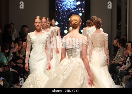 (180117) -- SHANGHAI, 17. Januar 2018 -- Models präsentieren Brautkleider während einer neuen Produkteinführung in Shanghai, Ostchina, 16. Januar 2018. )(wsw) CHINA-SHANGHAI-WEDDING DRESS-NEW PRODUCT (CN) DuxXiaoyi PUBLICATIONxNOTxINxCHN Stockfoto