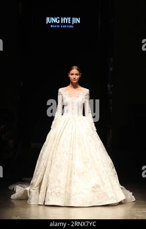 (180117) -- SHANGHAI, 17. Januar 2018 -- Ein Modell präsentiert Ein Hochzeitskleid während einer neuen Produkteinführung in Shanghai, Ostchina, 16. Januar 2018. )(wsw) CHINA-SHANGHAI-WEDDING DRESS-NEW PRODUCT (CN) DuxXiaoyi PUBLICATIONxNOTxINxCHN Stockfoto