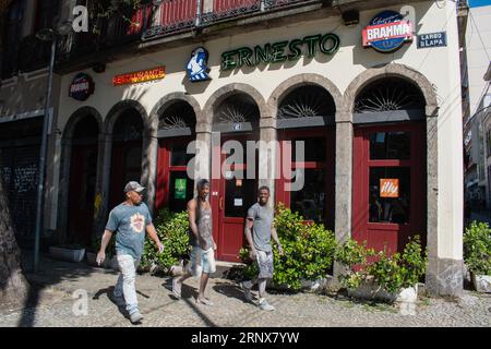 Rio de Janeiro, Brasilien: Menschen in den Straßen von Lapa, einem Viertel, das für seine historischen Denkmäler, Kolonialarchitektur und das Nachtleben berühmt ist Stockfoto