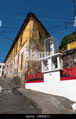 Rio de Janeiro: Voodoo-Puppen in Glaskästen in den Straßen von Lapa, einem Viertel, das für historische Denkmäler, Kolonialarchitektur und Nachtleben berühmt ist Stockfoto