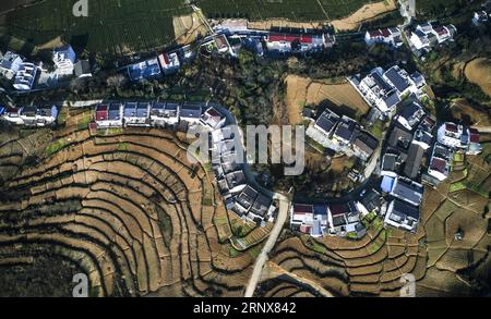 (180117) -- PINGLI, 17. Januar 2018 -- Foto aufgenommen am 16. Januar 2018 zeigt die Landschaft des Dorfes Longtou im Pingli County in der nordwestlichen chinesischen Provinz Shaanxi. Im Pingli County gibt es heute 000 Hektar ökologischen Tee und 3.333 Hektar Fiveleaf Gynostemma Herb. Die Pflanzindustrie spielt eine führende Rolle bei der lokalen wirtschaftlichen Entwicklung. )(wsw) CHINA-SHAANXI-TEA PLANTING INDUSTRY (CN) TaoxMing PUBLICATIONxNOTxINxCHN Stockfoto