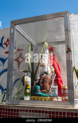 Rio de Janeiro: Voodoo-Puppen in Glaskästen in den Straßen von Lapa, einem Viertel, das für historische Denkmäler, Kolonialarchitektur und Nachtleben berühmt ist Stockfoto