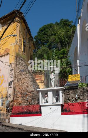 Rio de Janeiro: Voodoo-Puppen in Glaskästen in den Straßen von Lapa, einem Viertel, das für historische Denkmäler, Kolonialarchitektur und Nachtleben berühmt ist Stockfoto