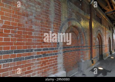 913 die Backsteinmauern der ehemaligen Viaduct Buildings und Fish Market Vaults unter dem Flinders Street Viaduct. Melbourne-Australien. Stockfoto